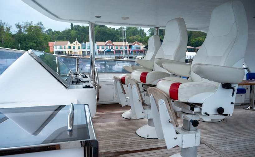 lady Eileen ii flybridge helm