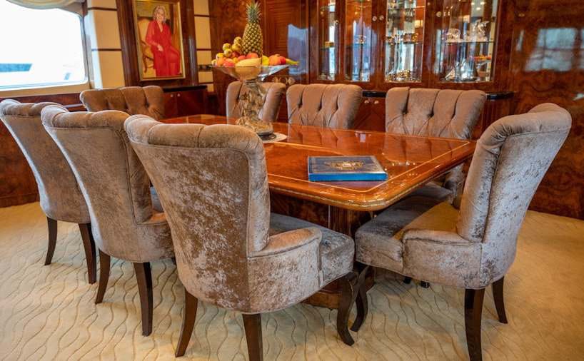 lady Eileen ii dining table